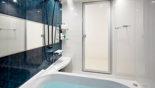 新登場の浴槽やカウンターで、リフォーム前より広く。人造大理石素材「ルフレトーン」を標準装備した浴槽をはじめ、お掃除を楽にする多彩な機能を備えたマンションリフォーム用バスルーム
